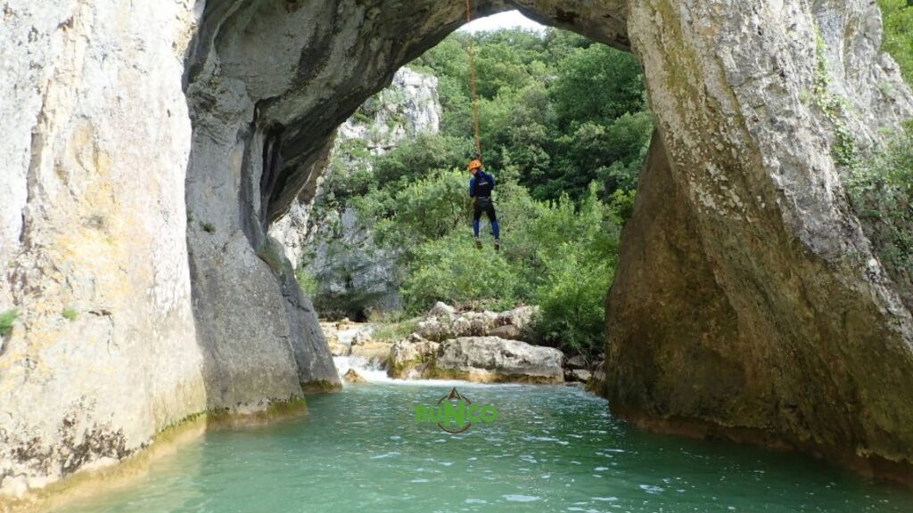 Le Ravin des Arcs : une randonnée immersive dans un canyon naturel